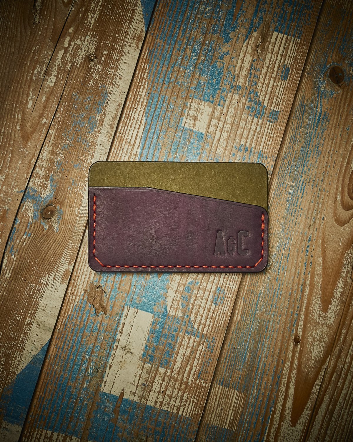 Porte-cartes artisanal, modèle "Opie", en cuir Pueblo prune et olive avec une couture contrastante orange