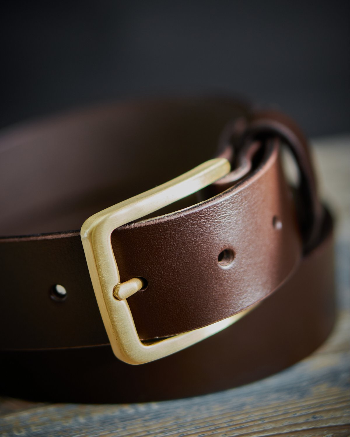 Ceinture artisanale en cuir marron avec boucle en laiton massif
